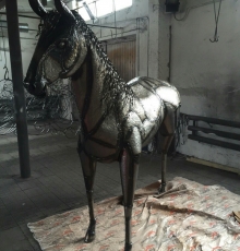 Конь из металла