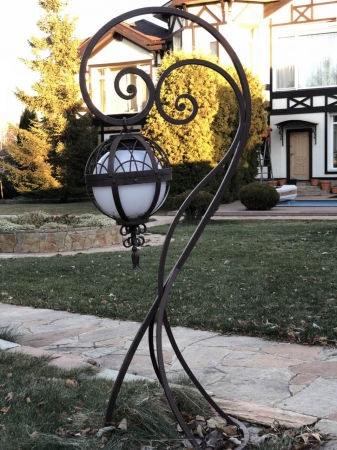 Фонарь кованый напольный