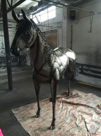 Конь из металла